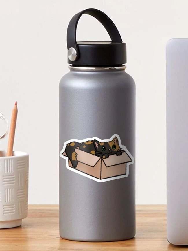 Thumbnail 1 von 3, Sticker, Süße Schildpattkatze in einer Kiste designt und verkauft von Zephyr-Studio.