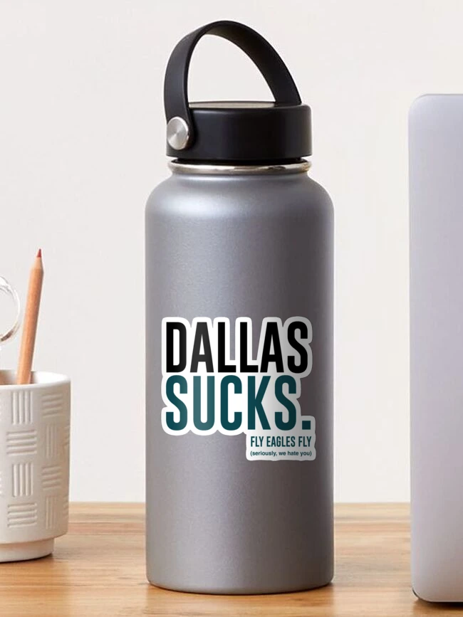 Imagen 1 de 3, Pegatina con la obra Dallas apesta, diseñada y vendida por Wewearwentz.