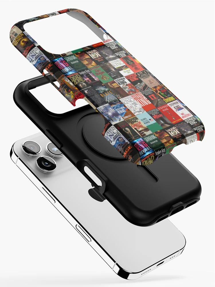 Aperçu 2 sur 4. Coque iPhone avec l'œuvre Collage de couverture de livre de Stephen King créée et vendue par LAUR0.