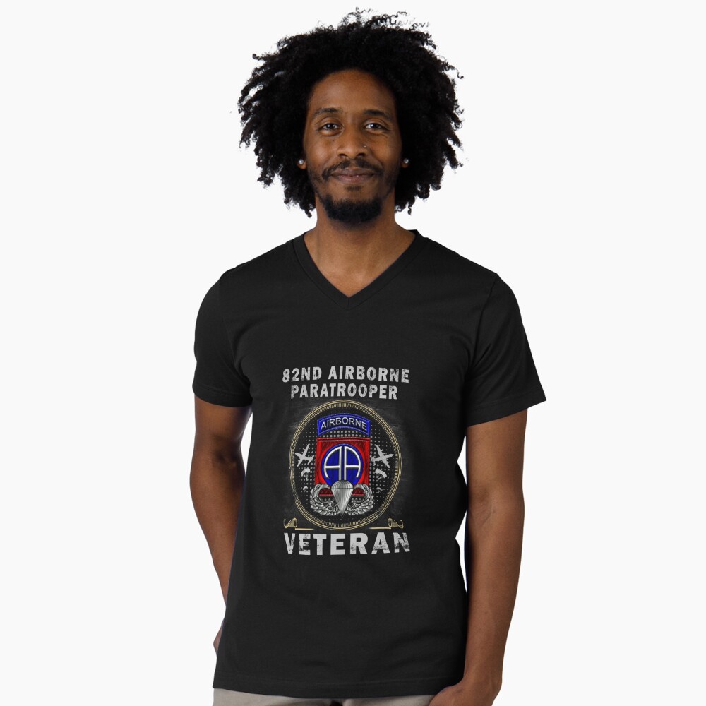 Vista previa del artículo con la obra «Camiseta de cuello en V», diseñado y vendido por ChesterGolson.