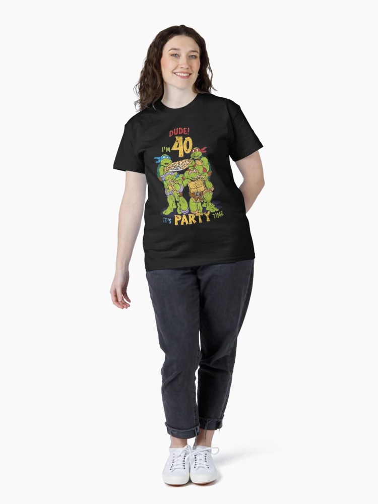 Aperçu 4 sur 7. T-shirt classique avec l'œuvre Teenage Mutant Ninja Turtles 40e anniversaire Pizza Party créée et vendue par FifthSun.