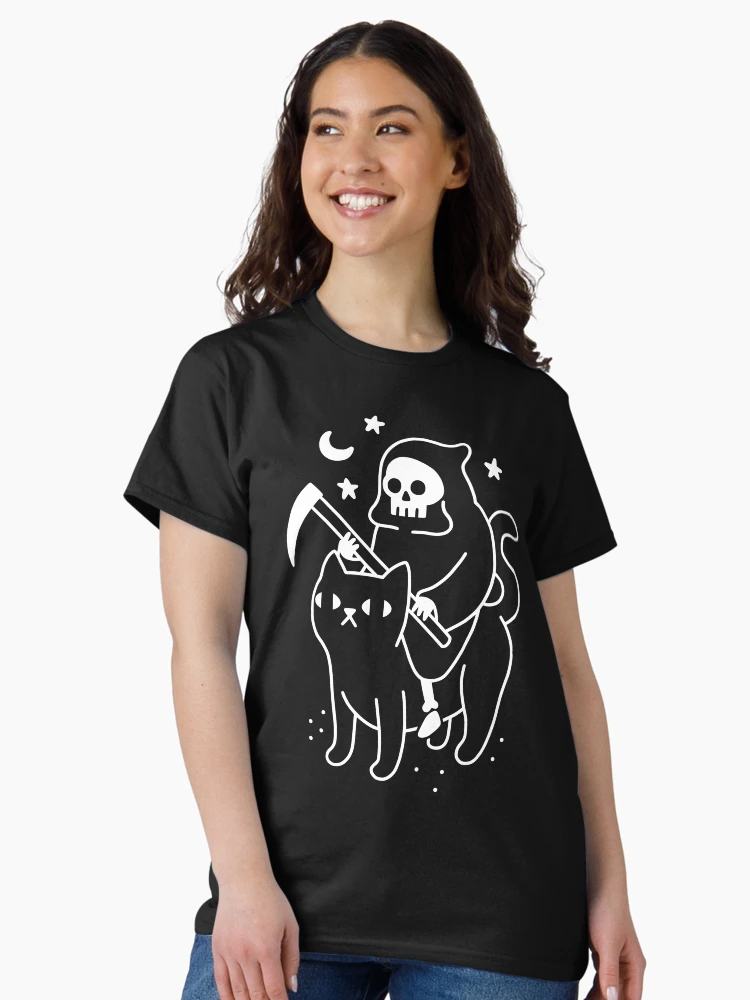 Aperçu 3 sur 7. T-shirt classique avec l'œuvre La mort chevauche un chat noir créée et vendue par obinsun.