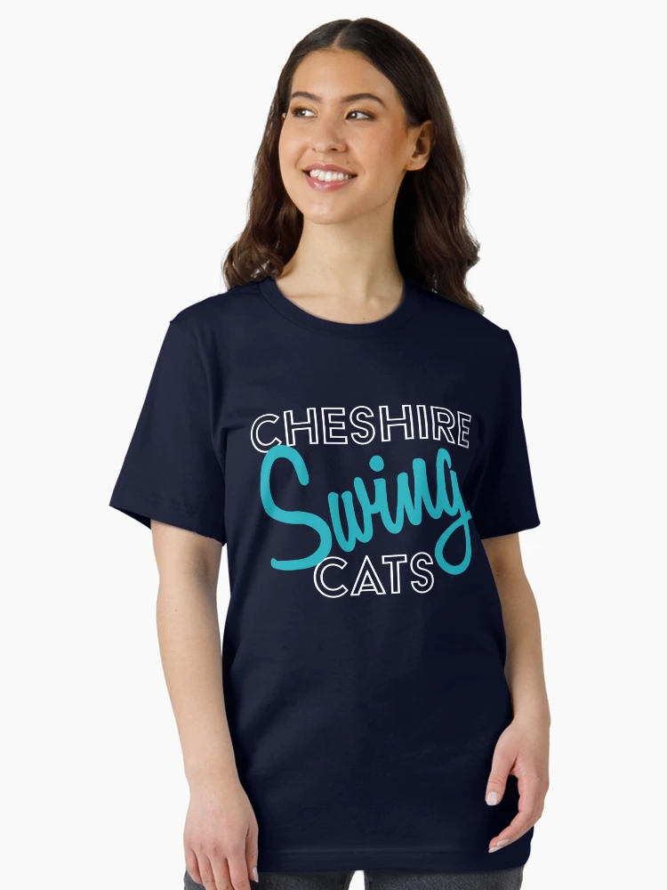 Aperçu 3 sur 7. T-shirt essentiel avec l'œuvre Cheshire Swing Cats Official (Pour les vêtements, veuillez choisir l'échantillon bleu marine/bleu foncé) créée et vendue par chayground.