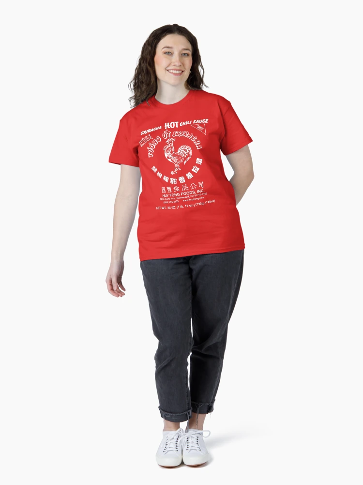Aperçu 4 sur 7. T-shirt classique avec l'œuvre Coq épicé en blanc créée et vendue par Alema Art.