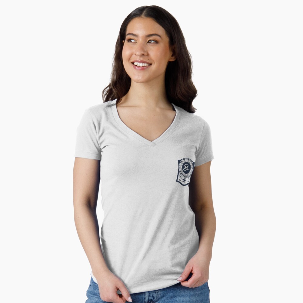 Aperçu de l'œuvre T-shirt moulant col V créée et vendue par LovelyScarecrow.