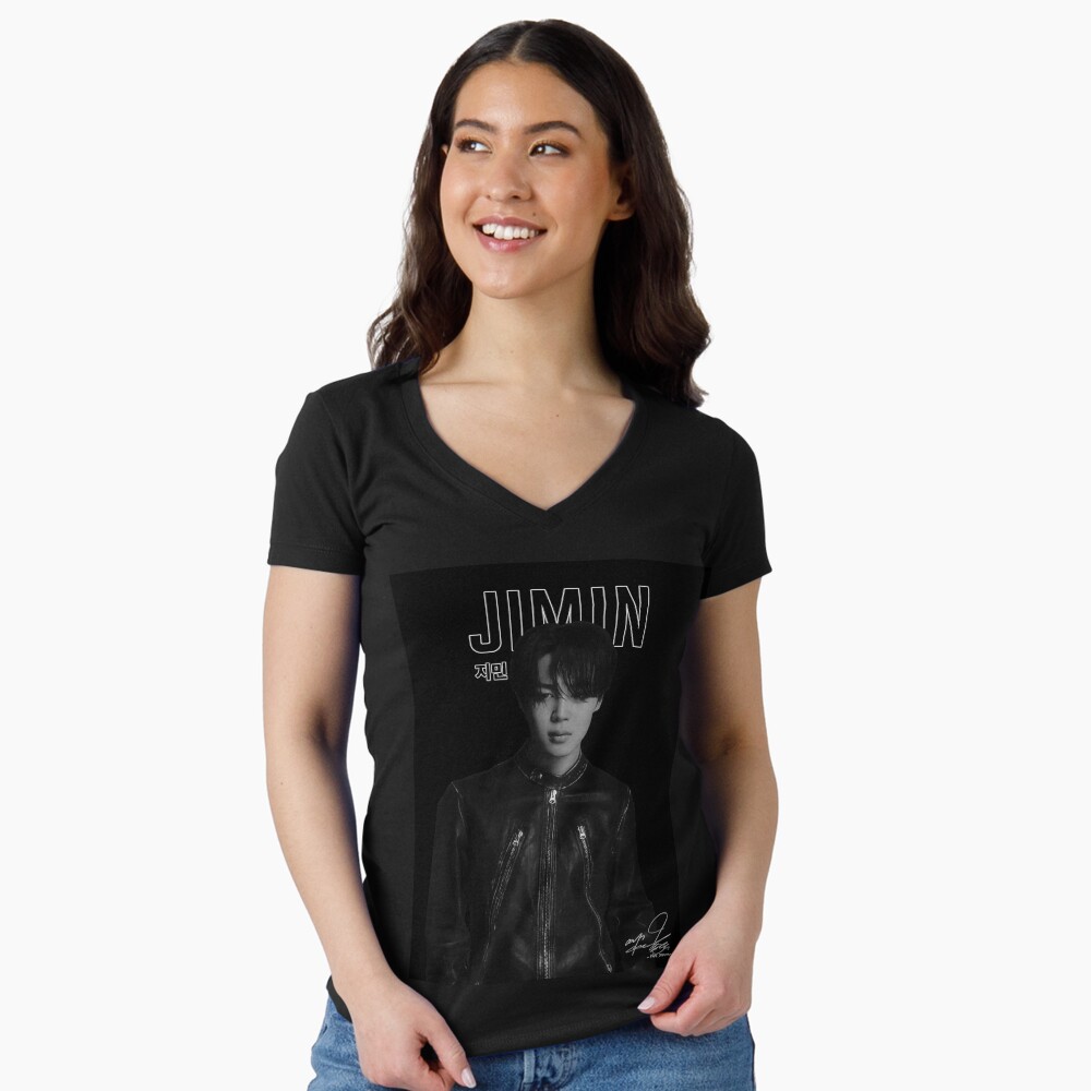 Vista previa del artículo con la obra «Camiseta entallada de cuello en V», diseñado y vendido por K-Dreams.