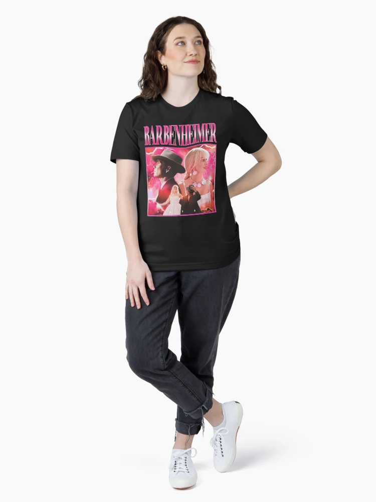 Aperçu 4 sur 7. T-shirt essentiel avec l'œuvre Barbenheimer destructeur du monde créée et vendue par SmiKanale.