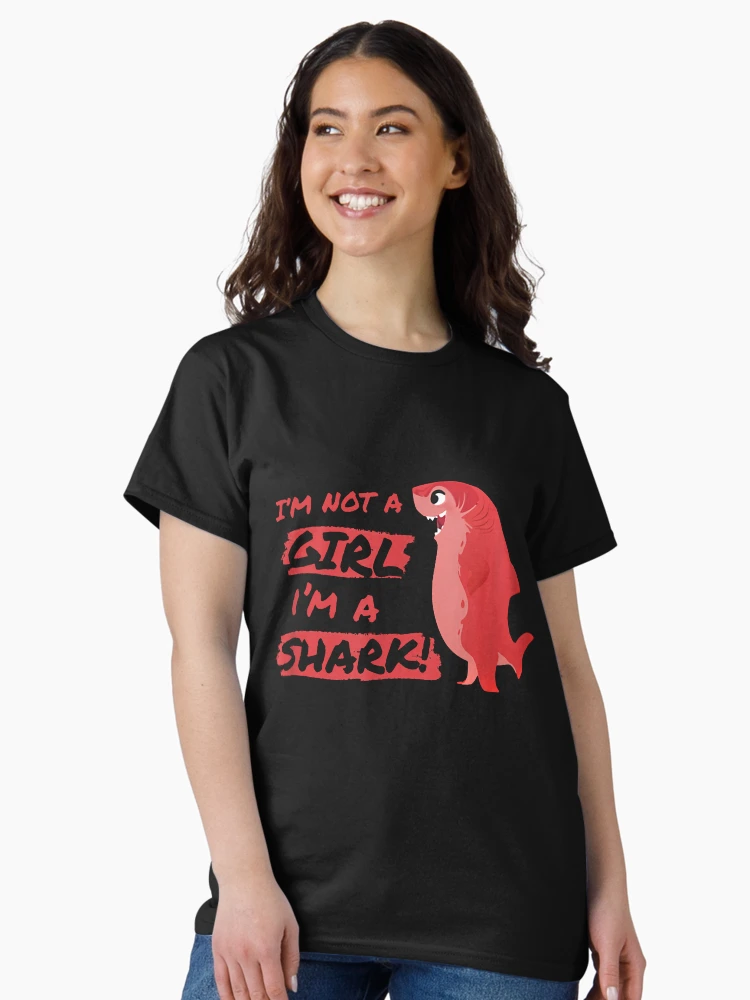 Aperçu 3 sur 7. T-shirt classique avec l'œuvre Nimona Je ne suis pas une fille Je suis un héros métamorphe requin créée et vendue par RussellWatson.