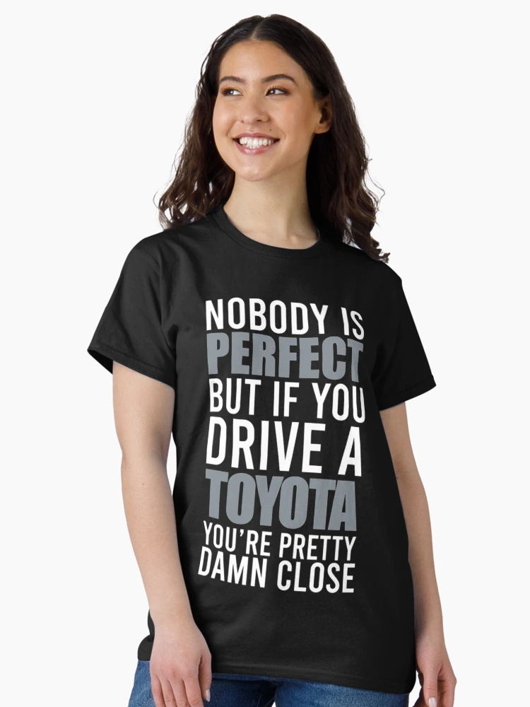 Imagen 3 de 7, Camiseta clásica con la obra Toyota Propietarios de Toyota, diseñada y vendida por MajorrStrong.