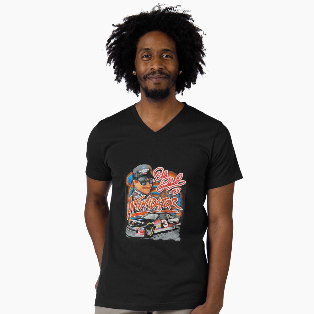 Vista previa del artículo con la obra «Camiseta de cuello en V», diseñado y vendido por UtHuynh.
