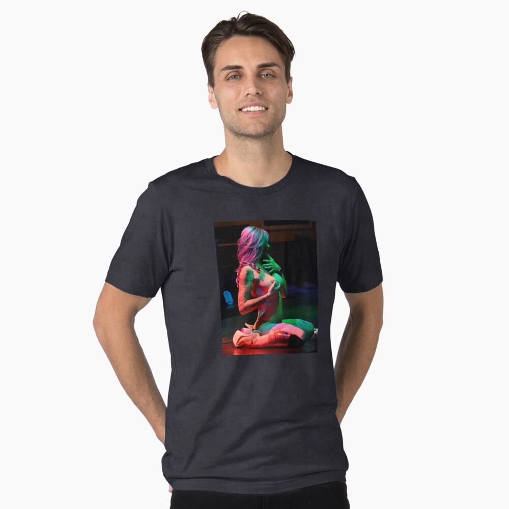 Vista previa del artículo con la obra «Camiseta vintage con efecto desgastado», diseñado y vendido por HardKandi.