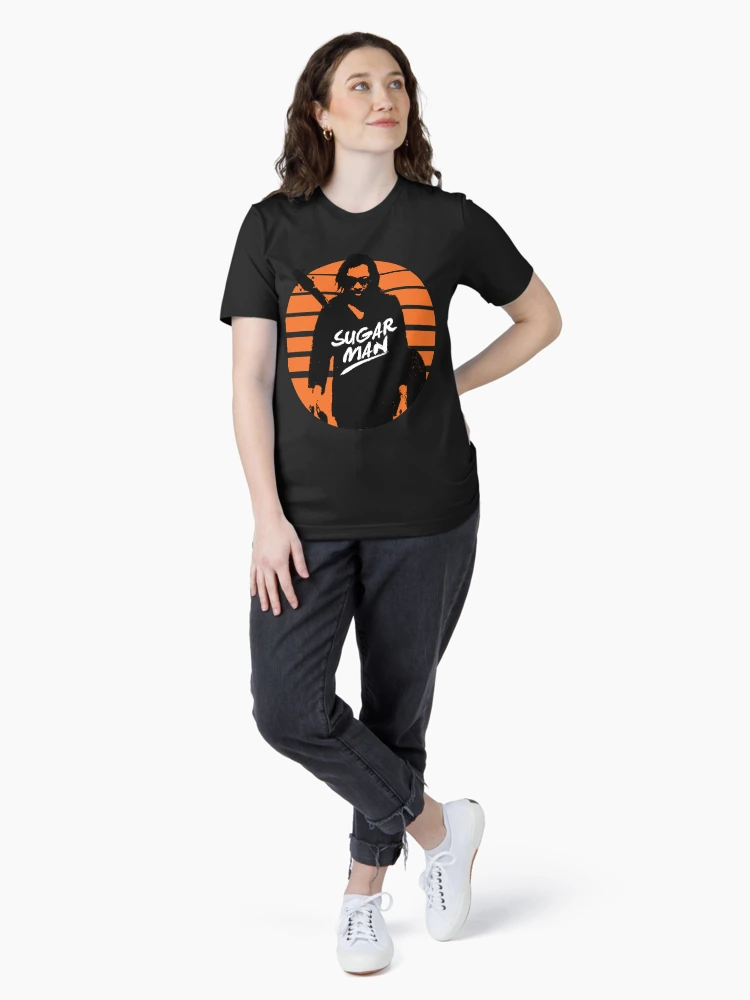 Aperçu 4 sur 7. T-shirt essentiel avec l'œuvre Sixto Rodriguez - Sugar Man Classique créée et vendue par ConstanceBruen.