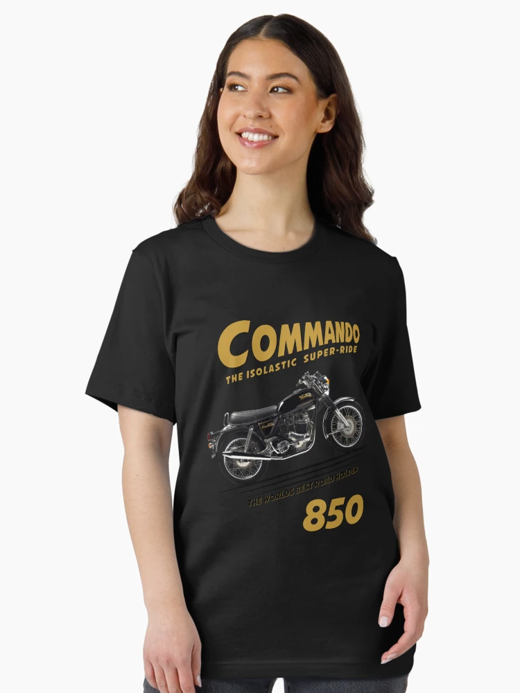 Imagen 3 de 7, Camiseta esencial con la obra El comando 850, diseñada y vendida por ANNEHARRIOTTA.