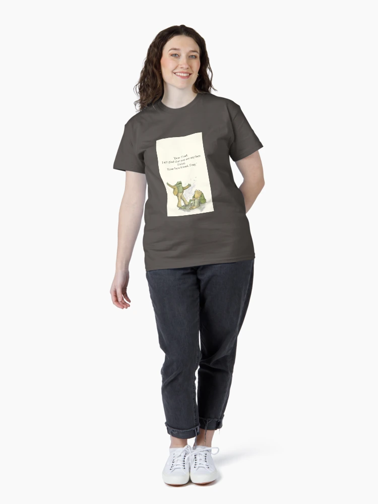 Aperçu 4 sur 7. T-shirt classique avec l'œuvre Citation du meilleur ami grenouille et crapaud créée et vendue par selahrae.