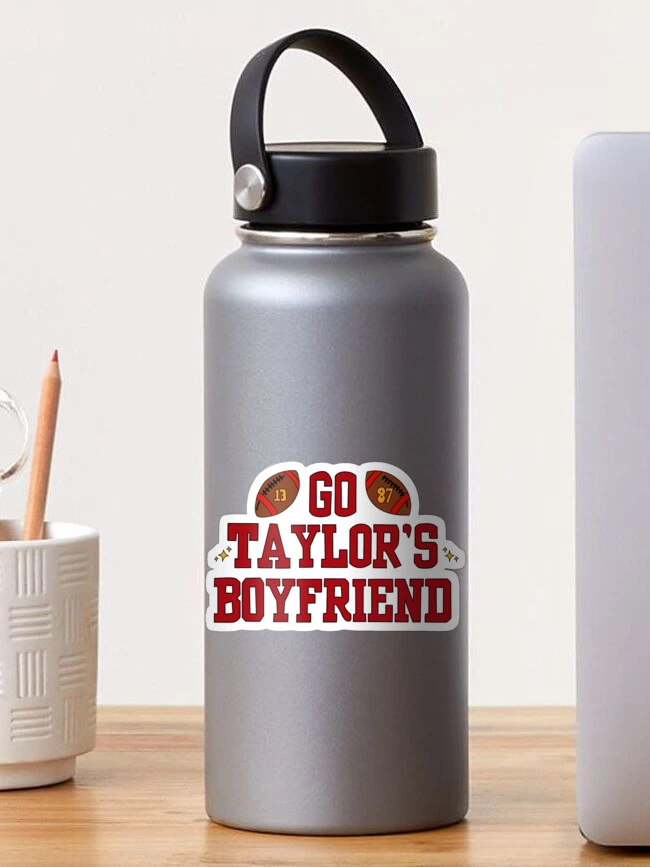 Aperçu 1 sur 3. Sticker avec l'œuvre Travis Kelce et Taylor Swift créée et vendue par jennymooo.