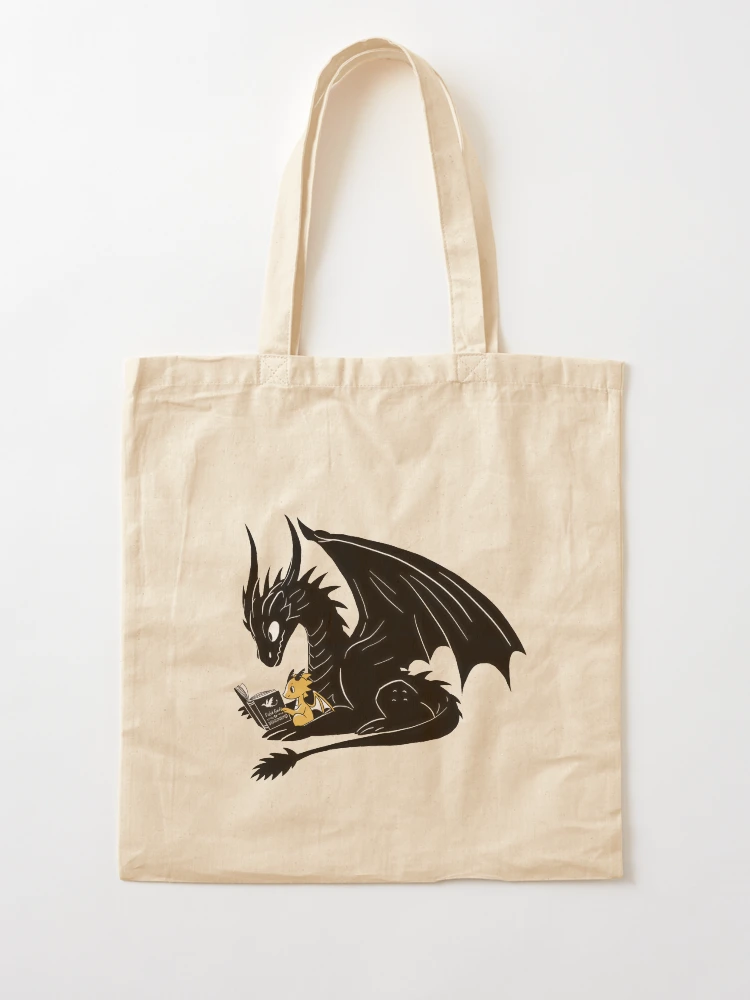 Aperçu 2 sur 5. Sac fourre-tout avec l'œuvre Dragons de la Quatrième Aile lisant ensemble les mignons Tairn et Andarna créée et vendue par treewitheyes.