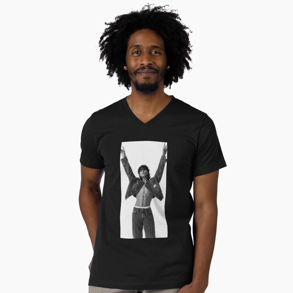 Vista previa del artículo con la obra «Camiseta de cuello en V», diseñado y vendido por shop.shan.
