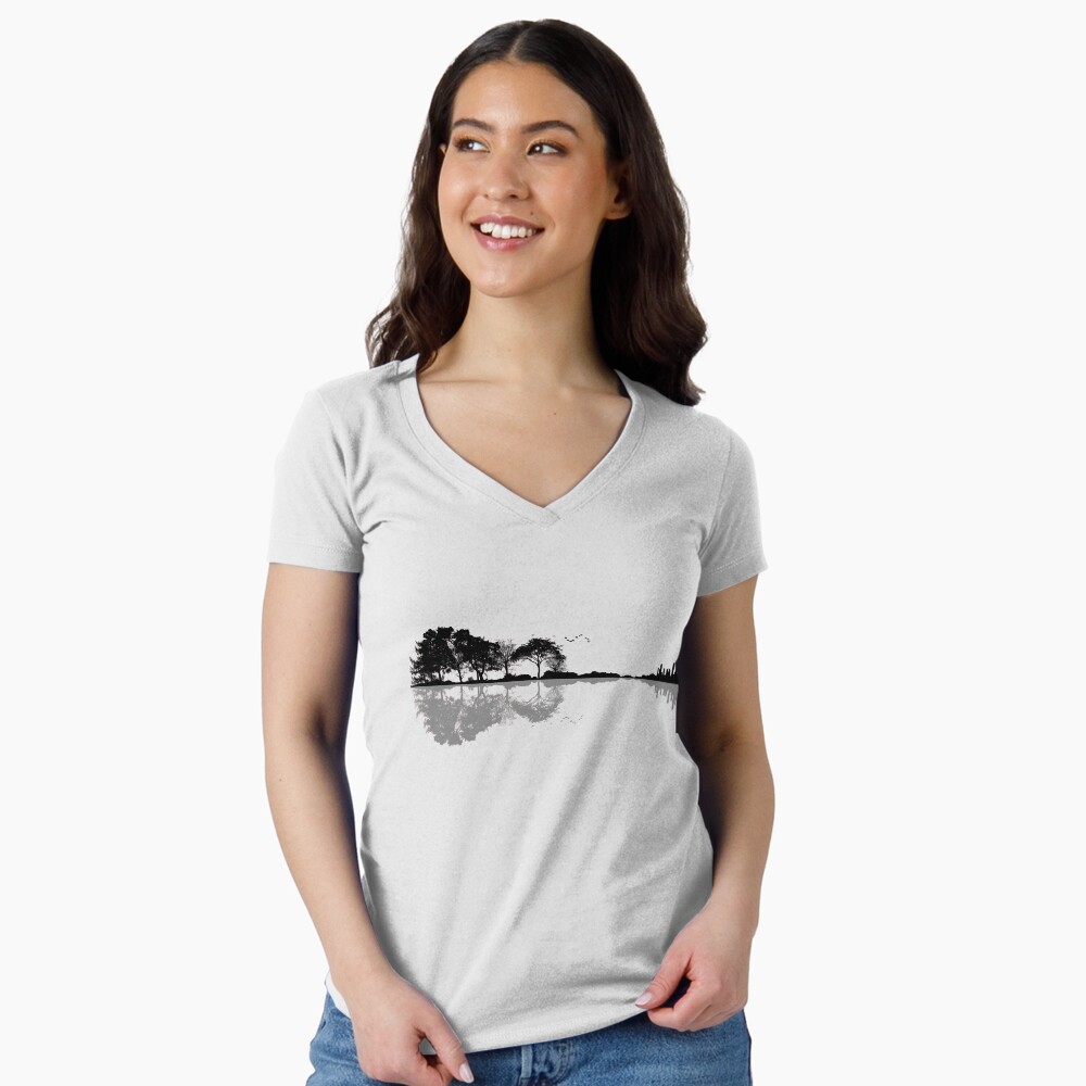 Vista previa del artículo con la obra «Camiseta entallada de cuello en V», diseñado y vendido por maryedenoa.