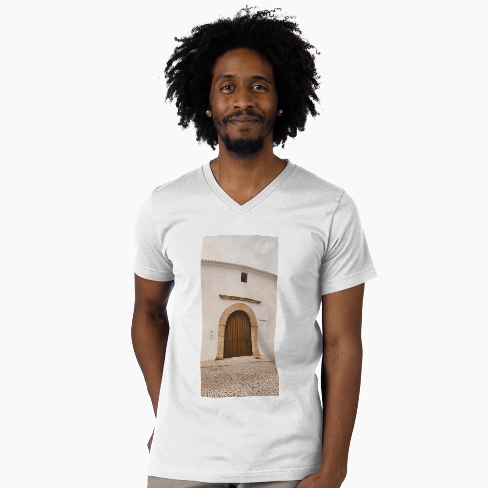 Vista previa del artículo con la obra «Camiseta de cuello en V», diseñado y vendido por Emilia Oxelheim.