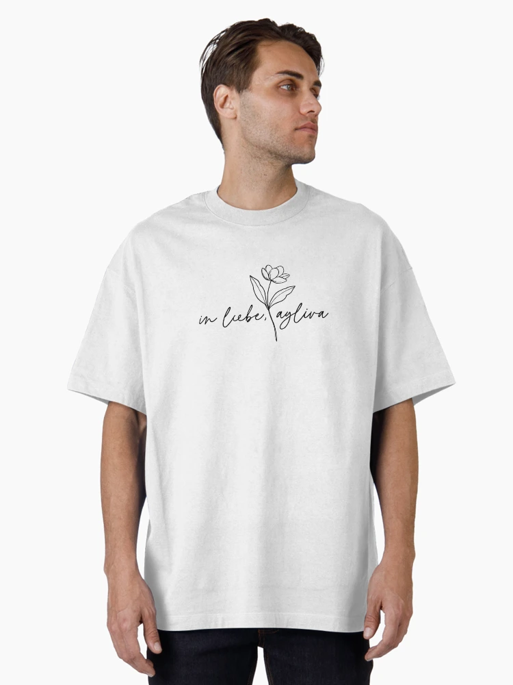 Imagen 2 de 7, Camiseta oversize con la obra con amor ayliva con flores, diseñada y vendida por janesfandesigns.
