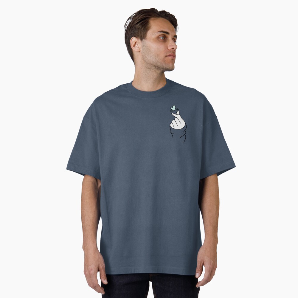 Aperçu de l'œuvre T-shirt oversize créée et vendue par StarlightDoodle.