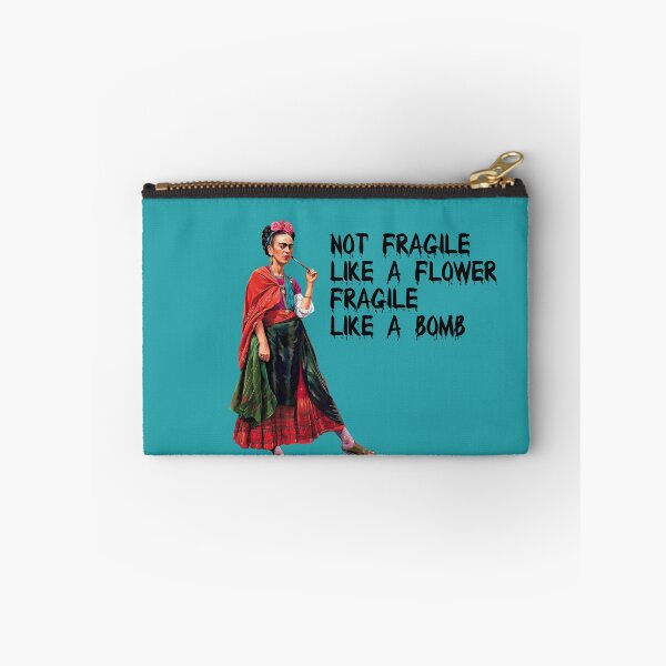 Artikelvorschau, Nicht zerbrechlich wie eine Blume, zerbrechlich wie eine Bombe Frida Kahlo entworfen und verkauft von TeeARTHY.