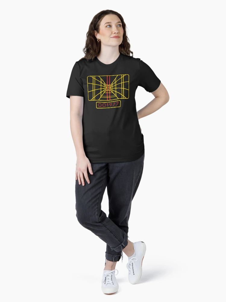 Imagen 4 de 7, Camiseta esencial con la obra Mantente en el objetivo 1977, diseñada y vendida por Candywrap Studio.