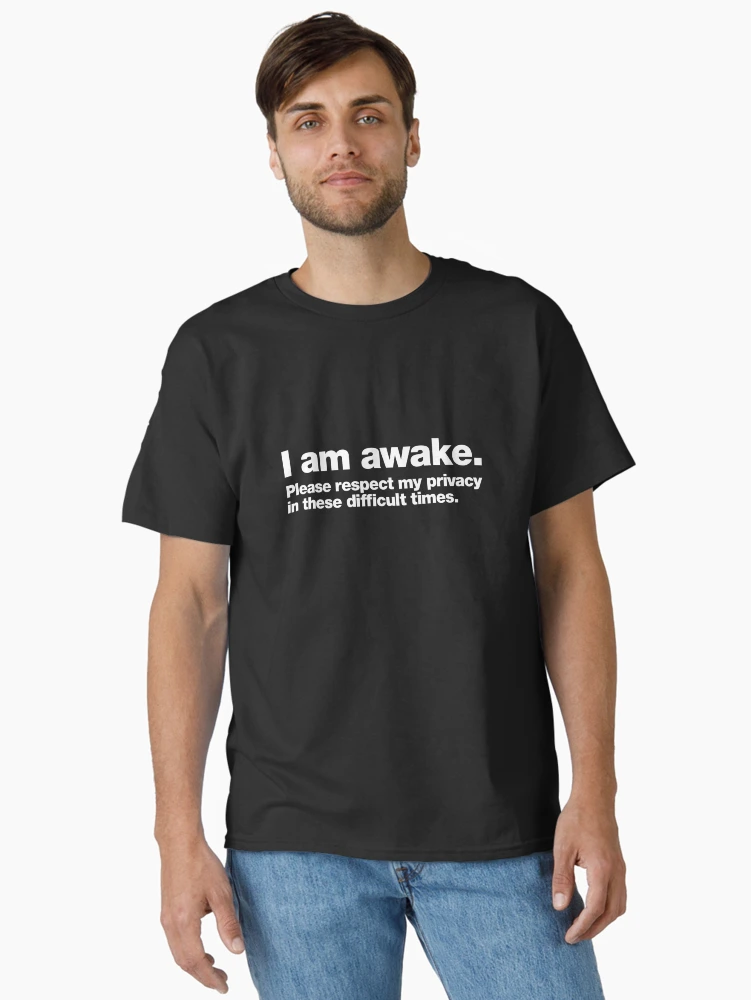 Thumbnail 2 von 7, Classic T-Shirt, Ich bin wach. Bitte respektieren Sie meine Privatsphäre in diesen schwierigen Zeiten. designt und verkauft von chestify.
