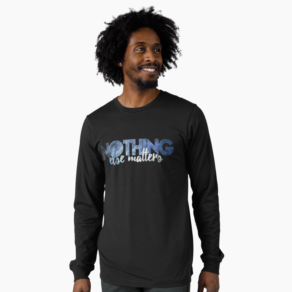 Aperçu de l'œuvre T-shirt manches longues créée et vendue par Fanverse Merchandise.