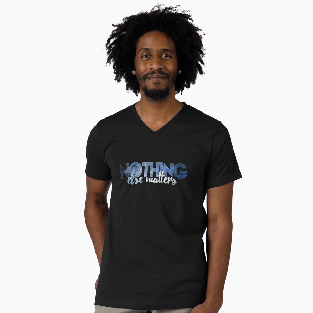 Aperçu de l'œuvre T-shirt col V créée et vendue par Fanverse Merchandise.