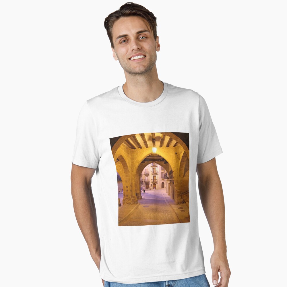 Vista previa del artículo con la obra «Camiseta esencial», diseñado y vendido por ToniVal.