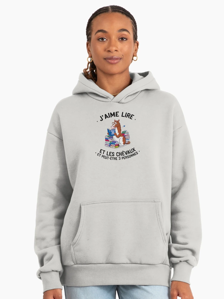 Aperçu 3 sur 6. Sweat à capuche oversize premium avec l'œuvre  Rênes de la liberté : un hommage robuste à la fête des pères pour les amoureux des chevaux créée et vendue par ArteeInnovation.