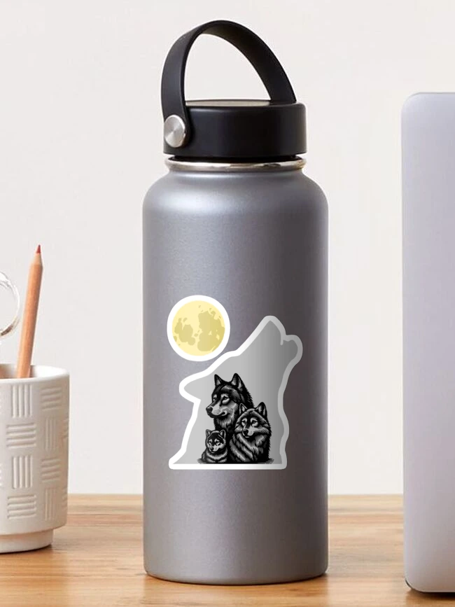 Imagen 1 de 3, Pegatina con la obra lobos aullando , diseñada y vendida por Dougall5150.