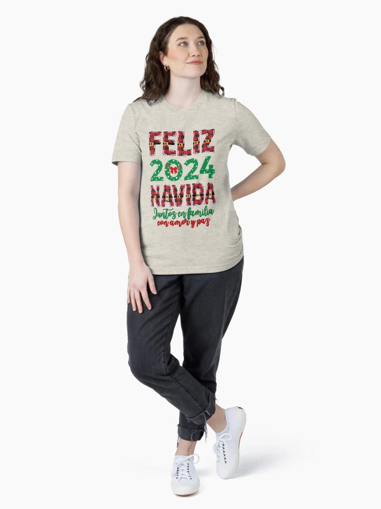Imagen 4 de 7, Camiseta esencial con la obra Feliz 2024 Navida Juntos en familia con amor y paz 2024 Christmas Family , diseñada y vendida por TEB3A.