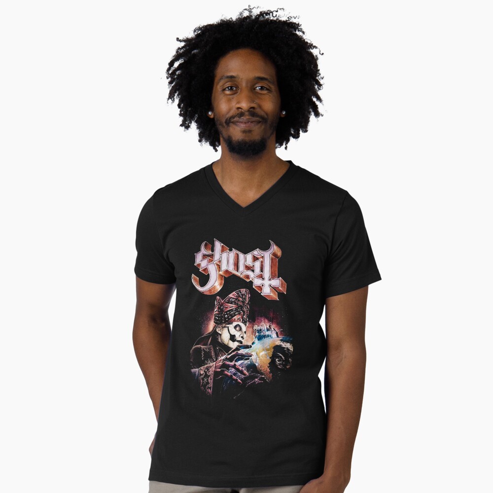 Aperçu de l'œuvre T-shirt col V créée et vendue par GoldenOwlStore.