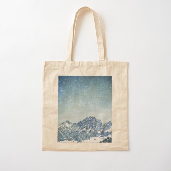 Aperçu de l'œuvre Snow Mountain V3 #redbubble #lifestyle créée et vendue par 83oranges.com.