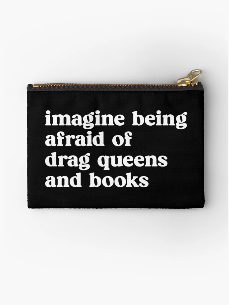 Imagen 1 de 4, Bolsos de mano con la obra Imagina tener miedo a las drag queens y a los libros, diseñada y vendida por kjanedesigns.