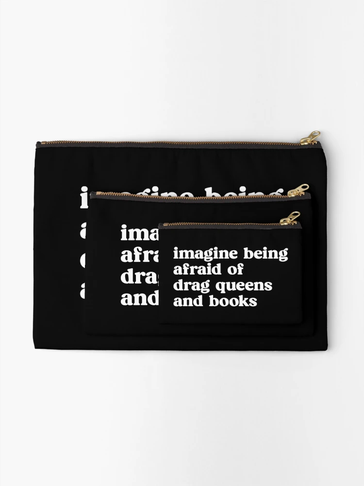 Imagen 2 de 4, Bolsos de mano con la obra Imagina tener miedo a las drag queens y a los libros, diseñada y vendida por kjanedesigns.