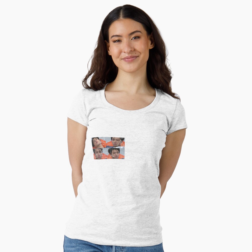 Vista previa del artículo con la obra «Camiseta entallada de cuello ancho», diseñado y vendido por Brea's Art.