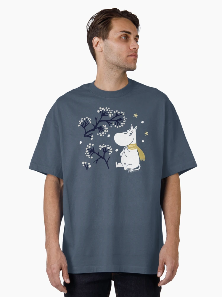 Aperçu 2 sur 7. T-shirt oversize avec l'œuvre Moomin Moomintroll Regardant la neige en hiver créée et vendue par MoominStore.