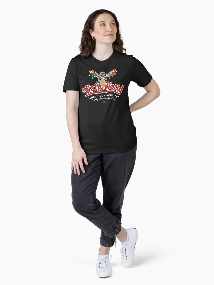 Aperçu 4 sur 7. T-shirt essentiel avec l'œuvre Vacances de Noël à Wally World créée et vendue par Candywrap Studio.