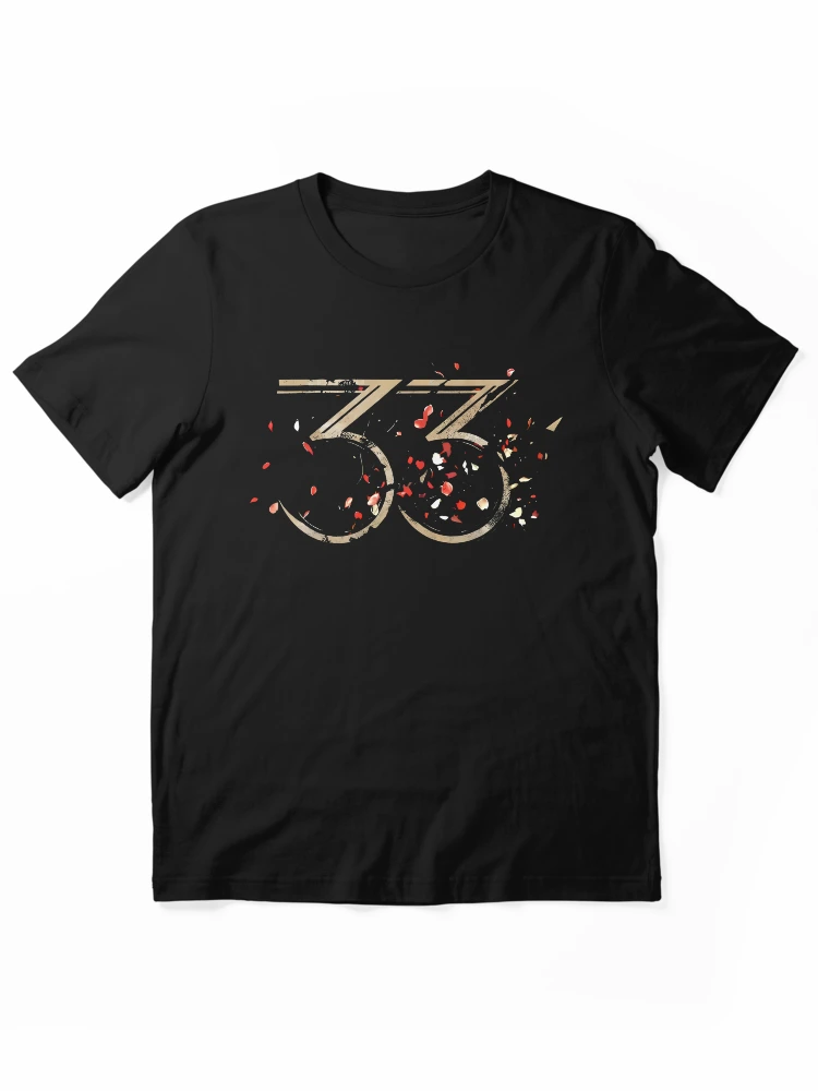 Aperçu 1 sur 7. T-shirt essentiel avec l'œuvre Expédition Clair Obscur 33 créée et vendue par ratsor ratsor.