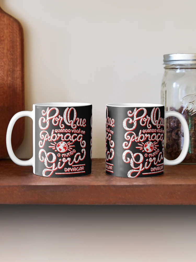 Imagen 2 de 6, Taza de café con la obra Porque quando você me abraça o mundo gira devagar, Camisa en la pasión del amor, diseñada y vendida por V&R Macedo.