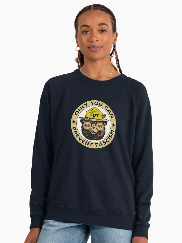 Aperçu 3 sur 6. Sweatshirt léger avec l'œuvre Vous seul pouvez empêcher le fascisme Parc national Résistez à l'ours Anti-Trump 8647 créée et vendue par MisterrAB.