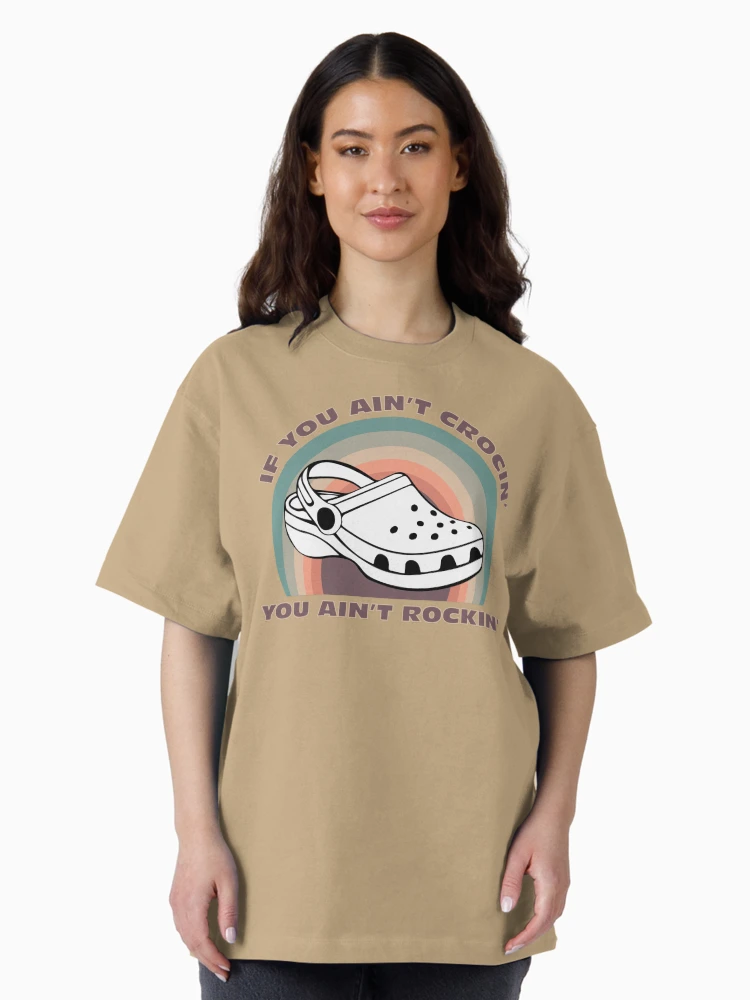 Imagen 3 de 7, Camiseta oversize con la obra Si no estás croando, no estás rockeando, diseñada y vendida por Kay Saunders.