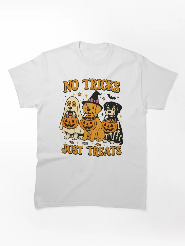 Aperçu 1 sur 7. T-shirt classique avec l'œuvre Pas de tours, juste des friandises pour chiens d'Halloween créée et vendue par Clinomania Art.