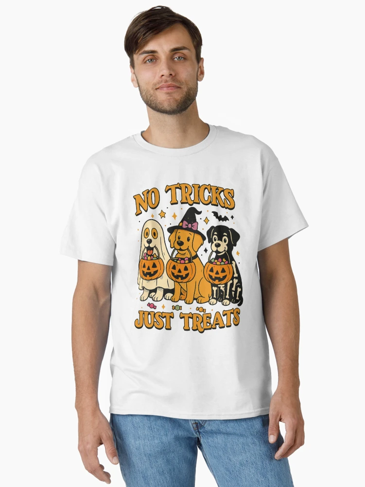 Aperçu 2 sur 7. T-shirt classique avec l'œuvre Pas de tours, juste des friandises pour chiens d'Halloween créée et vendue par Clinomania Art.