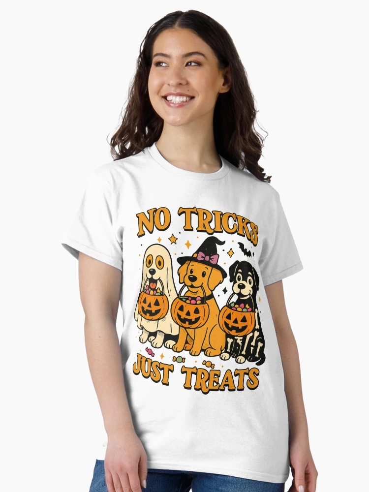 Aperçu 3 sur 7. T-shirt classique avec l'œuvre Pas de tours, juste des friandises pour chiens d'Halloween créée et vendue par Clinomania Art.