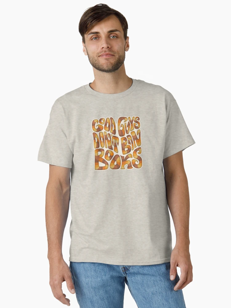 Aperçu 2 sur 7. T-shirt classique avec l'œuvre Les gentils n'interdisent pas les livres Word Art créée et vendue par Unhinged Heather.