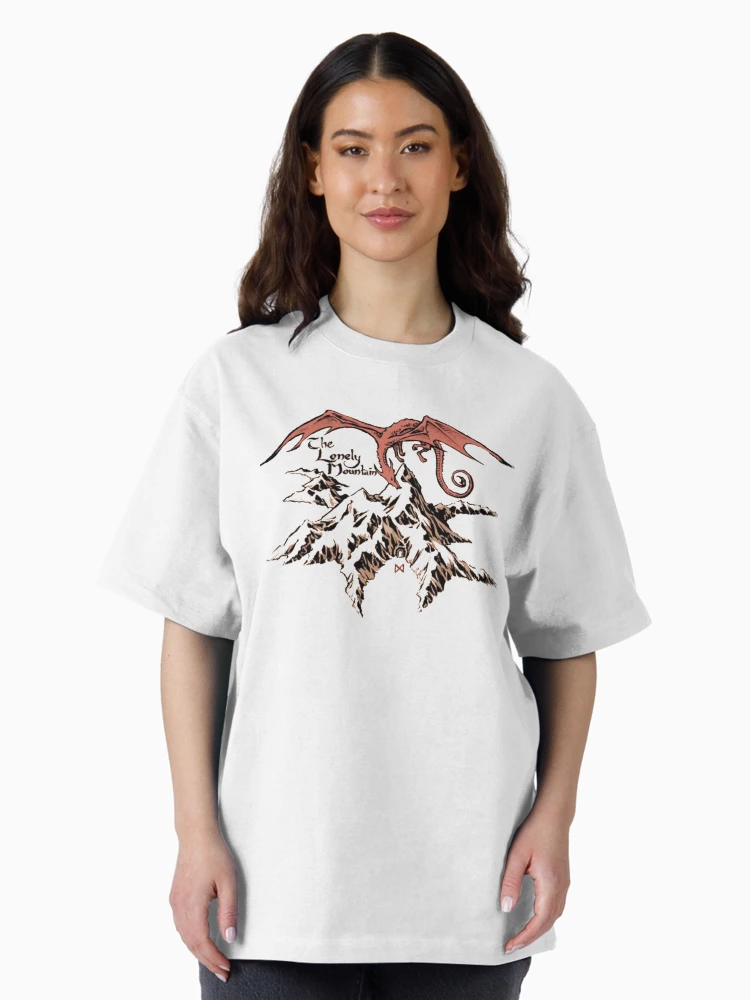 Aperçu 3 sur 7. T-shirt oversize avec l'œuvre Dragon solitaire créée et vendue par AlethaCremin.